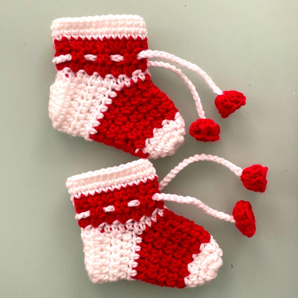 Hand crocheted slipper boots for babies - Picture 2 of 5